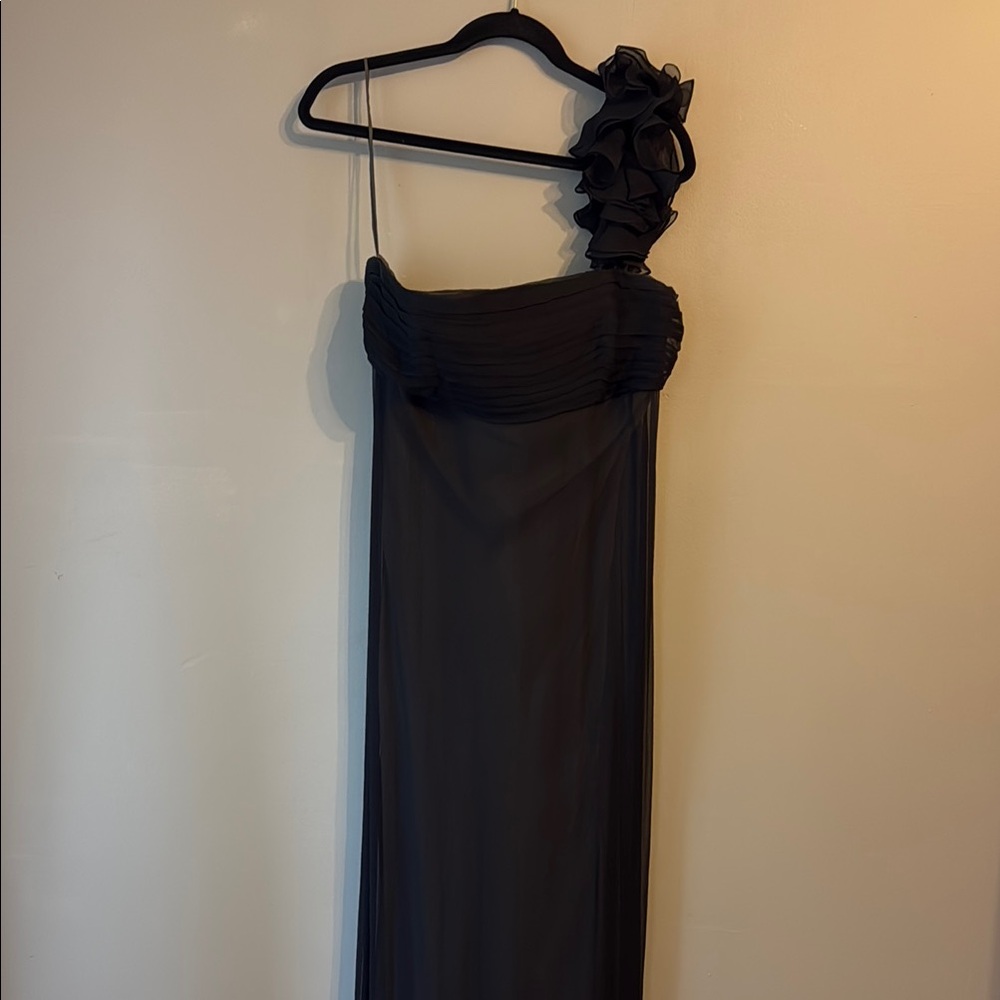 Amsale Black one-Shoulder Crepe Gown. Gray Under-slip. Silk. Size 12